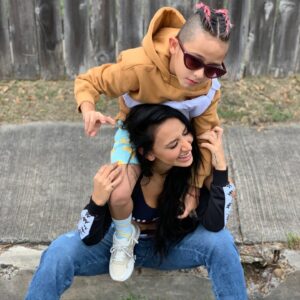 Perla Montemayor Instagram - Felices 15!

Al más grande amor de mi vida: 

Perdóname por traerte al mundo antes de tener una vida estable, siento mucho que hayas visto muchas veces una mamá rota, pero gracias por crecer junto conmigo, y por amarme incondicionalmente sin importar mis fallas. Si no hubiese sido por ti, hoy seguramente yo ni siquiera seguiría aquí. 

Decir que estoy orgullosa de ti es poco, cuando te veo, es como ver el cielo mismo en la tierra, desde el primer momento en que te vi, fue como nacer de nuevo, y encontrarle sentido a la vida misma. Veo al niño más hermosa, inteligente y amoroso que haya conocido jamás, veo en el hombrecito que te has convertido, como cumples todos los días lo que te propones a pesar de que nos tocó empezar de cero, de más abajo que abajo, nunca me has pedido nada pues te acostumbraste a que no se podía, pero te has ganado junto conmigo cada meta que hemos alcanzado, porque lo hemos hecho juntos.

Mi alma gemela, mi mejor amigo, mi confidente. Te veo, te respeto, y estaré toda la vida aquí, en las buenas y en las malas, y me aseguraré que sepas que aquí a mi lado, siempre tendrás un lugar seguro. SIEMPRE. 

Te amo más allá de lo que la mente alcanza a comprender.