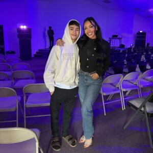 Perla Montemayor Instagram - Felices 15!

Al más grande amor de mi vida: 

Perdóname por traerte al mundo antes de tener una vida estable, siento mucho que hayas visto muchas veces una mamá rota, pero gracias por crecer junto conmigo, y por amarme incondicionalmente sin importar mis fallas. Si no hubiese sido por ti, hoy seguramente yo ni siquiera seguiría aquí. 

Decir que estoy orgullosa de ti es poco, cuando te veo, es como ver el cielo mismo en la tierra, desde el primer momento en que te vi, fue como nacer de nuevo, y encontrarle sentido a la vida misma. Veo al niño más hermosa, inteligente y amoroso que haya conocido jamás, veo en el hombrecito que te has convertido, como cumples todos los días lo que te propones a pesar de que nos tocó empezar de cero, de más abajo que abajo, nunca me has pedido nada pues te acostumbraste a que no se podía, pero te has ganado junto conmigo cada meta que hemos alcanzado, porque lo hemos hecho juntos.

Mi alma gemela, mi mejor amigo, mi confidente. Te veo, te respeto, y estaré toda la vida aquí, en las buenas y en las malas, y me aseguraré que sepas que aquí a mi lado, siempre tendrás un lugar seguro. SIEMPRE. 

Te amo más allá de lo que la mente alcanza a comprender.