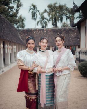 Pichukkana Wongsarattanasin Instagram - 3 สาวจาวเหนือมาแล้วเจ้า มาเจียงใหม่บ่พลาด ขอเป๋นเจ้านางตางเหนือซักน้อย 🥰🤍

🙏🏻🤍 ขอบคุณพี่ๆทุกคนเจ้า ดูแลอย่างดีเลย  @Tee_kitsada @tanchanon_makeup96up @chonnakron1 
📸  @anirutphoto
ชุดสวยๆเครื่องประดับงามๆ  @aod_thaidress