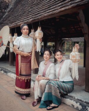 Pichukkana Wongsarattanasin Instagram - 3 สาวจาวเหนือมาแล้วเจ้า มาเจียงใหม่บ่พลาด ขอเป๋นเจ้านางตางเหนือซักน้อย 🥰🤍

🙏🏻🤍 ขอบคุณพี่ๆทุกคนเจ้า ดูแลอย่างดีเลย  @Tee_kitsada @tanchanon_makeup96up @chonnakron1 
📸  @anirutphoto
ชุดสวยๆเครื่องประดับงามๆ  @aod_thaidress