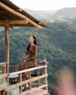 Pichukkana Wongsarattanasin Instagram - 🥰 พาไปแอ่วดอยเมืองแป้บ้านเฮาบ้าง 🌳❄️ ที่แรก #ไร่ลุงรัตน์ บรรยากาศชิลมากก~ ราคาไม่แรง ห้องพักเปิดหน้าต่างมาก็ชมวิวได้เลย อยู่ตรงระเบียงมองไปทางไหนก็เห็นภูเขา งามขนาด  ช่วงนี้ภาคเหนืออากาศหนาว กลางวันก็มีลมเย็นสบาย รีบไปเที่ยวกันเถอะๆ #แพร่ 🥰💚