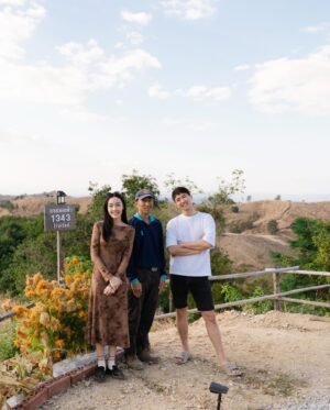 Pichukkana Wongsarattanasin Instagram - 🥰 พาไปแอ่วดอยเมืองแป้บ้านเฮาบ้าง 🌳❄️ ที่แรก #ไร่ลุงรัตน์ บรรยากาศชิลมากก~ ราคาไม่แรง ห้องพักเปิดหน้าต่างมาก็ชมวิวได้เลย อยู่ตรงระเบียงมองไปทางไหนก็เห็นภูเขา งามขนาด  ช่วงนี้ภาคเหนืออากาศหนาว กลางวันก็มีลมเย็นสบาย รีบไปเที่ยวกันเถอะๆ #แพร่ 🥰💚