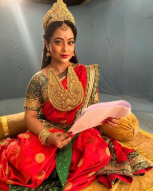 Piyali Munsi Instagram - Dekhiye mujhe as “MAA LAXMI” in Karmadhikari Shanidev on @shemaroo.tv & also now on @starbharat 🪷🪷🕉️ #karmadhikarishanidev #shemarootv #starbharat