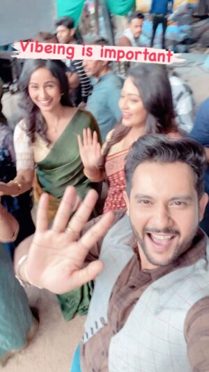 Piyali Munsi Instagram - When you vibe with similar vibersss … makwana family full pagal family .
•
•
•
•
#instareels #reelsinstagram #reelitfeelit #reelkarofeelkaro #trendingreels #abhisheksharma #abhikifam
