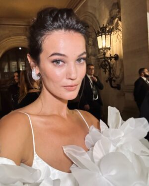 Pınar Deniz Instagram - Hala etkisinde olduğum bir gece🫠
Paris’te dünyaca ünlü isimlerle aynı sahneyi paylaşmak ve kadının gücünü bu denli hissetmek çok gurur vericiydi.
Daha nice işlerimize @lorealparis 🤍 
“Çünkü Biz Buna Değeriz.” #reklam