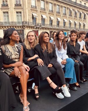 Pınar Deniz Instagram - Hala etkisinde olduğum bir gece🫠
Paris’te dünyaca ünlü isimlerle aynı sahneyi paylaşmak ve kadının gücünü bu denli hissetmek çok gurur vericiydi.
Daha nice işlerimize @lorealparis 🤍 
“Çünkü Biz Buna Değeriz.” #reklam