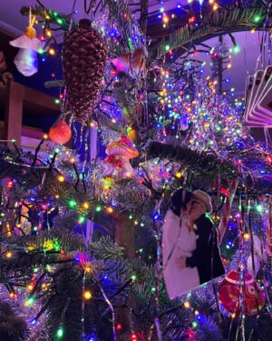 Pollyanna McIntosh Instagram - Have an immensely serious Christmas, or Wednesday, won’t you. Big love to all y’all and yours out there. ✌️❤️