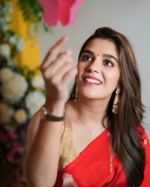 Pooja Gor Instagram - Living life in saree-al colors and classic drapes. 🤭🌸❤️

Saree: @sanduk.co