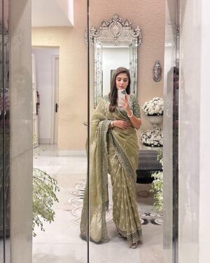 Pooja Gor Instagram - It is saree season ✨

Wearing @shopmulmul 
How gorgeous is this saree. 🪔

#festiveseason #diwaliparty #saree