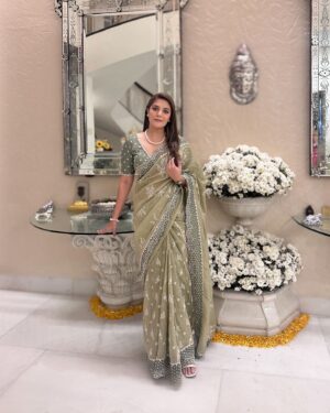 Pooja Gor Instagram - It is saree season ✨

Wearing @shopmulmul 
How gorgeous is this saree. 🪔

#festiveseason #diwaliparty #saree