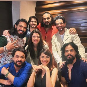 Pooja Sharma Instagram - So the magic of Mahabharat brought us all together … yet again…. after a long long time. No one has changed a bit, they have only grown n evolved and become even lovelier people. We joked and jibed and laughed and it felt like another day on the sets of that wonderland called Mahabharat(our show). Moments that may again last a lifetime… and yes we have included you in the fun. Stay tuned to @swastikproductions to watch the happenings of that day. Revealing soon on their youtbe channel. Thank you @sktorigins for always living it up to the hilt both then and now. 

Some blessings never diminish and thank God for that 😇🙏🏻💖

@sktorigins  @rriyadeepsi  @aravchowdharry  @thesauravgurjar  @rohitvbhardwaj  @sourabhraaj.jain @arpitranka @shaheernsheikh  @thakur_anoopsingh  @1ahamsharma @swastikproductions . Rest were dearly missed.
#mahabharat #mahabharatstarplus #swastikproductions #joy #laughter #reunion