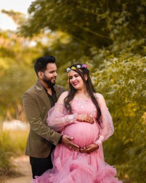 Poonam Sharma Instagram - New baby coming soon❤️

clik by:- @ramtiyafilmsjaipur 
makeup by:- @makeover_rupali 
Dress by:- @jaipurrentaloutfit 

#instagrampost #viral #couple #prebabyshoot #matrimonio