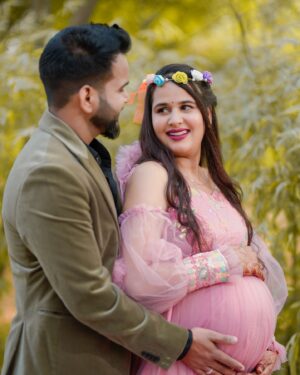 Poonam Sharma Instagram - New baby coming soon❤️

clik by:- @ramtiyafilmsjaipur 
makeup by:- @makeover_rupali 
Dress by:- @jaipurrentaloutfit 

#instagrampost #viral #couple #prebabyshoot #matrimonio
