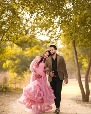 Poonam Sharma Instagram - New baby coming soon❤️

clik by:- @ramtiyafilmsjaipur 
makeup by:- @makeover_rupali 
Dress by:- @jaipurrentaloutfit 

#instagrampost #viral #couple #prebabyshoot #matrimonio