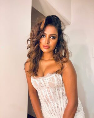 Poulomi Das Instagram - All set to welcome 2025 with open arms 🤗 let’s make you the greatest year of my life♥️🎉😍🫶🥂 

Wearing my favourite @themeshstoreindia.co you’re the best 🫶