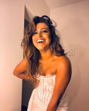 Poulomi Das Instagram - All set to welcome 2025 with open arms 🤗 let’s make you the greatest year of my life♥️🎉😍🫶🥂 

Wearing my favourite @themeshstoreindia.co you’re the best 🫶