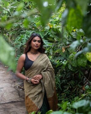 Poulomi Das Instagram - A beautiful saree can never go wrong 🪔🕊️🤍🔆💫

Wearing @kathaaofficial by @atrayeeduttagupta 
Pictures by @girish_rajput_photography