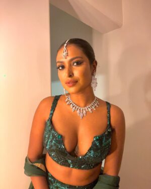 Poulomi Das Instagram - Glitz and glam all set for never ending Diwali bash 😍💫🎆🌟🪔

Styled by  @anusoru & @nidhikurda ♥️