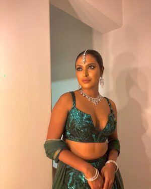 Poulomi Das Instagram - Glitz and glam all set for never ending Diwali bash 😍💫🎆🌟🪔

Styled by  @anusoru & @nidhikurda ♥️