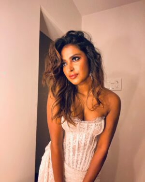 Poulomi Das Instagram - All set to welcome 2025 with open arms 🤗 let’s make you the greatest year of my life♥️🎉😍🫶🥂 

Wearing my favourite @themeshstoreindia.co you’re the best 🫶