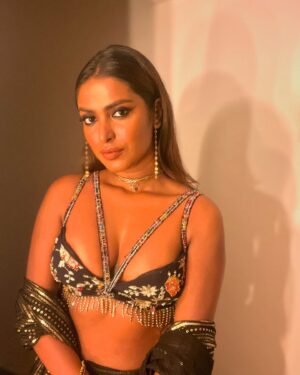Poulomi Das Instagram - Sparkling my way into the festive season ✨ Celebrating pre-Diwali vibes in style! 🪔❤️ #FestiveFeels #PreDiwali  #LehengaLove #SeasonOfLights 🎉🪔🔆💫✨

Wearing @anusoru @nidhikurda 
Hair @shankar.wig.maker