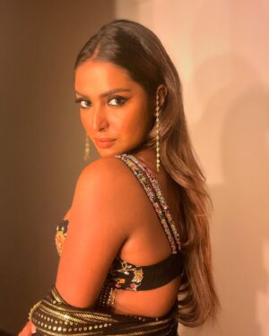 Poulomi Das Instagram - Sparkling my way into the festive season ✨ Celebrating pre-Diwali vibes in style! 🪔❤️ #FestiveFeels #PreDiwali  #LehengaLove #SeasonOfLights 🎉🪔🔆💫✨

Wearing @anusoru @nidhikurda 
Hair @shankar.wig.maker