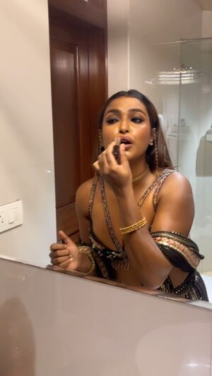 Poulomi Das Instagram - ATTENTION TO ALL THE MEN OUT THERE!!!! 
Don’t rush us while we are getting ready it can be really dangerous 😆🤓🤣

Thanks 🫡

Wearing @anusoru & @nidhikurda