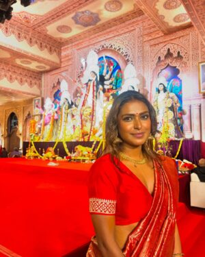 Poulomi Das Instagram - Embracing the joy, color, and spirit of Durga Pujo! 🌸✨ Celebrating strength, love, and new beginnings. Shubho Bijoya Dashami to all! 🙏❤️ #DurgaPujoVibes #FestivalOfJoy #duggadugga 

Saree @anusoru @nidhikurda 
Hair @shankar.wig.maker