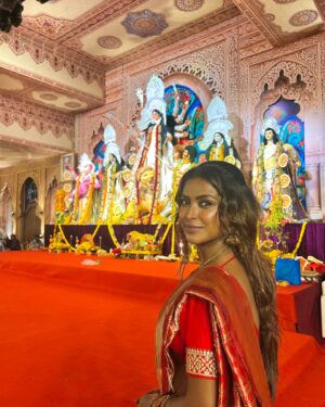 Poulomi Das Instagram - Embracing the joy, color, and spirit of Durga Pujo! 🌸✨ Celebrating strength, love, and new beginnings. Shubho Bijoya Dashami to all! 🙏❤️ #DurgaPujoVibes #FestivalOfJoy #duggadugga 

Saree @anusoru @nidhikurda 
Hair @shankar.wig.maker
