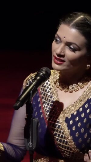 Prachee Shah Instagram - कथा कहे सो कथक 
Kathakaar- storytellers for a reason. So love this part of my kathak performance... where my पढ़ंत (recitation) explains that part of the story that my ghungroos are about to tell ❤️
.
A glimpse from kathak performance ~ “Rhythmic Rain “ #onstage #live 
.
#kathak  #storyteller #kathakdancer #actor #pracheeshahpaandya