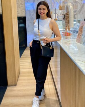 Prachi Desai Instagram - Pop Quiz 
Q.  What is the equivalent of ‘kids don’t talk to strangers’? 
A. ‘Adults don’t post in real time’ 
😋 
#latergram ☕️ #missmylonghair #truestory 
#coffee o’clock