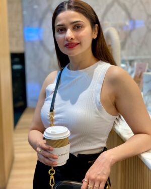 Prachi Desai Instagram - Pop Quiz 
Q.  What is the equivalent of ‘kids don’t talk to strangers’? 
A. ‘Adults don’t post in real time’ 
😋 
#latergram ☕️ #missmylonghair #truestory 
#coffee o’clock