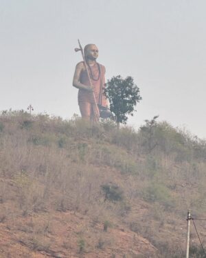 Prajakta Mali Instagram - श्री ओंकारेश्वर ज्योतिर्लिंग - खण्डवा, मध्य प्रदेश. 
,
नर्मदा नदीमध्ये मंधाता किंवा शिवपूरी बेटांवर वसलेलं स्वयंभू शिवलिंग, या द्विपाचा आकार ॐ सारखा आहे. 
.
#सोमवार #शिव #दासी #महादेव #शिवोहम् #प्राचीन #नर्मदा #पवित्र  #श्रीशंकराचार्य #prajakttamali @🔱
