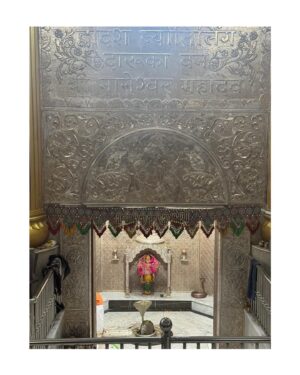 Prajakta Mali Instagram - श्री नागेश्वर ज्योतिर्लिंग- द्वारका , गुजरात. 
.
दारूकवन 
.
#ज्योतिर्लिंग #शिव #महादेव #दासी #शिवोऽहम् #prajakttamali @🔱 
.
(तळटिप - एका दिवसात गुजरातमधील ही २ ज्योतिर्लिंग होऊ शकतात. थोडी धावपळ होते. आम्ही तिथून पुढे बेट द्वारकेलाही गेलो. तिथे द्वारकाधीशाचे (कृ्ष्णमंदिर) आहे.)