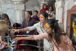 Prajakta Mali Instagram - As promised to my Lord 🔱.
Journey begins…🌟
.
श्री सोमनाथ ज्योतिर्लिंग.
वेरावळ, सौराष्ट्र- गुजरात. 
.
(सुट्ट्यांचा सदुपयोग 😌) 
(तळटिप - जेव्हा सोमनाथाला जाल तेव्हा नव्या मंदिराला ज़रूर भेट द्या. खूपच सुंदर आहे. तिथे मोबाईलसाठी परवानगी नसल्याने फोटोज् काढता, share करता आले नाहीत.) 

#१२ज्योतिर्लिंग #शिव #महादेव #हरहरमहादेव #दासी #prajakttamali @😌