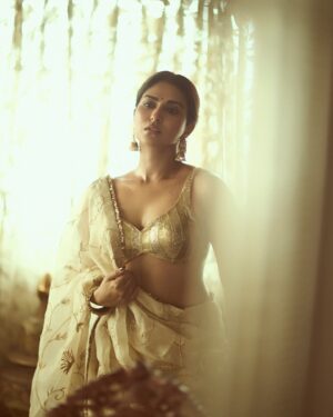 Pranutan Bahl Instagram - 🪷

saree @anjanabohra_official @dipublicrelations 
photography @gohil_jeet 
earrings @minerali_store 
make up all @simplynam.beauty (a huge fan of the blush in shade: jasmine pink)