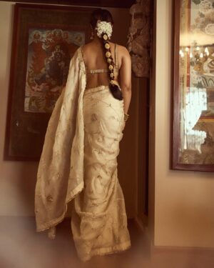 Pranutan Bahl Instagram - 🪷

saree @anjanabohra_official @dipublicrelations 
photography @gohil_jeet 
earrings @minerali_store 
make up all @simplynam.beauty (a huge fan of the blush in shade: jasmine pink)