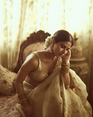 Pranutan Bahl Instagram - 🪷

saree @anjanabohra_official @dipublicrelations 
photography @gohil_jeet 
earrings @minerali_store 
make up all @simplynam.beauty (a huge fan of the blush in shade: jasmine pink)