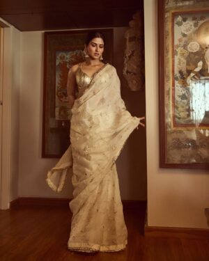 Pranutan Bahl Instagram - 🪷

saree @anjanabohra_official @dipublicrelations 
photography @gohil_jeet 
earrings @minerali_store 
make up all @simplynam.beauty (a huge fan of the blush in shade: jasmine pink)