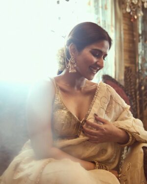 Pranutan Bahl Instagram - 🪷

saree @anjanabohra_official @dipublicrelations 
photography @gohil_jeet 
earrings @minerali_store 
make up all @simplynam.beauty (a huge fan of the blush in shade: jasmine pink)