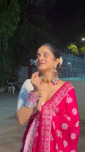 Pratiksha Honmukhe Instagram - गुलाबाची कळी enough?!🩷🧞‍♀️

#reels#instagram#explore