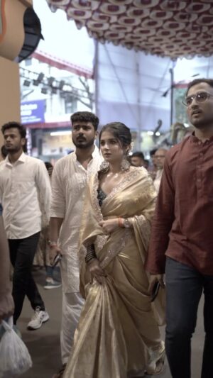 Pratiksha Honmukhe Instagram - Feeling blissful after dropping in at Shrimant Bhausaheb Rangari Ganpati. The darshan was divine and peaceful and was happy to view all the history of the first public Ganesh mandal...!!
.

@punitbalan
@bhaurangariofficial
.
Vc - @framesbysanny
#reels#instagram#explore