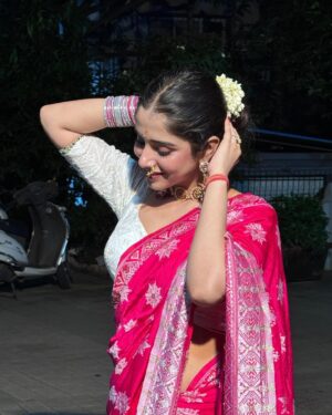 Pratiksha Honmukhe Instagram - असं नका बघू, अहो, येते मला लाज✨🩷

#instagram#explore#