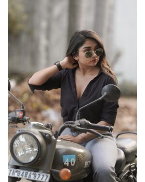 Preethi Sharma Instagram - 😎🤏🏻

📸 - @camerasenthil 😇
Shoot organised by- @rrajeshananda 😇

#ootd #blacklove #royalenfield #bikelove #preefam☮️ #preevibes☮️ #preelovesyou☮️