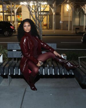 Pretty Vee Instagram - Im HER…. I don’t need nobody to vouch for me! 😍😌

Mua: @princess_rese 

Hair: @thehairguruuu 

Hairstylist: @avisual_o 

📸: @freshmadeit