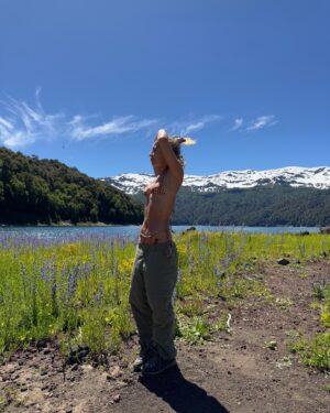 Princesa Alba Instagram - 2025 en el paraíso 🌲🌿🍄‍🟫🪵 ríos, digueñes, acostarse a ver estrellas, hasta hice pancito