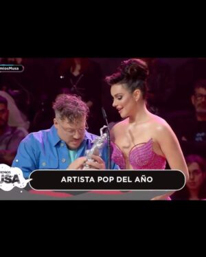Princesa Alba Instagram - SEGUNDO AÑO CONSECUTIVO EN MEJOR ARTISTA POP⸜(｡˃ ᵕ ˂ )⸝♡ LOS AMO INFINITO MIS DIGITALS ANGELS 😭 Atte. Alba Giselle Reyes 
────୨ৎ────
Gracias a @losdenver por la invitación a este tributo hermoso al gran Jorge González 
────୨ৎ────
Beauty and hair by @humbertomoyav 
Look Show @shitoshit x @hm 
⠀⠀ ⠀⠀ ⠀⠀ ⠀⠀