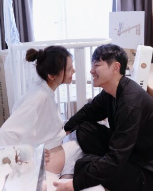 Priscilla Wong Instagram - 2024
我們，
的
第七年。

年頭時還在開始計劃兩個人的生活，
說好今年內要去非洲看動物大遷徙，
最後遷徙了一隻來到我們家。
所以這些日子也為你的搬家，
而處於一片混亂當中。
凌亂的家，
凌亂的快樂，
是家的感覺。

2025
歡迎你，
期待你🌈