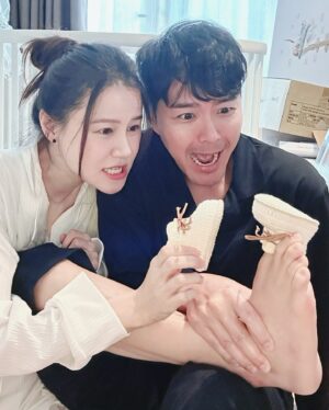 Priscilla Wong Instagram - 2024
我們，
的
第七年。

年頭時還在開始計劃兩個人的生活，
說好今年內要去非洲看動物大遷徙，
最後遷徙了一隻來到我們家。
所以這些日子也為你的搬家，
而處於一片混亂當中。
凌亂的家，
凌亂的快樂，
是家的感覺。

2025
歡迎你，
期待你🌈