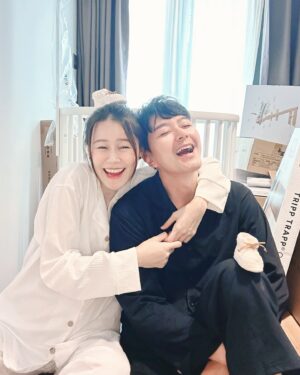 Priscilla Wong Instagram - 2024
我們，
的
第七年。

年頭時還在開始計劃兩個人的生活，
說好今年內要去非洲看動物大遷徙，
最後遷徙了一隻來到我們家。
所以這些日子也為你的搬家，
而處於一片混亂當中。
凌亂的家，
凌亂的快樂，
是家的感覺。

2025
歡迎你，
期待你🌈